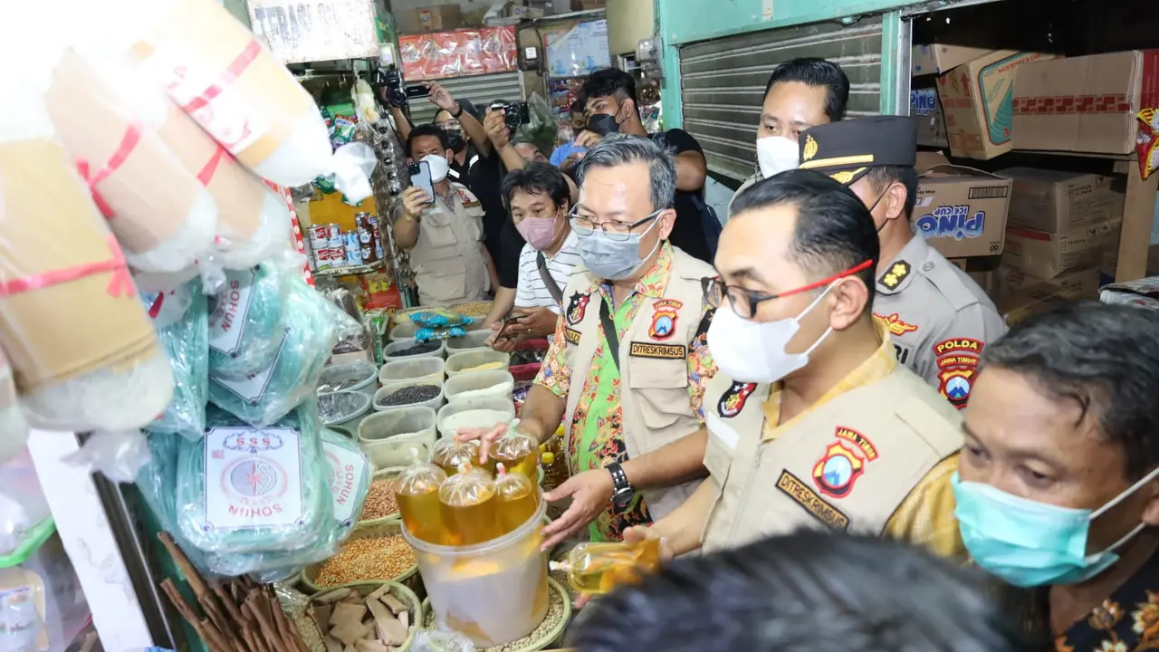 Satgas Pangan memantau ketersediaan minyak goreng di pasar tradisional Wonokromo Surabaya. (Dian Kurniawan/Liputan6.com)