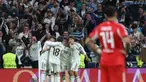 Para pemain Real Madrid merayakan gol kedua yang dicetak oleh penyerang Real Madrid asal Brasil, Vinicius Junior, selama pertandingan leg kedua babak playoff 16 besar Liga Champions 2025/2026 melawan SL Benfica di Stadion Santiago Bernabeu pada Rabu 25 Februari 2026 waktu setempat atau Kamis (26/2/2026) dini hari WIB. Real Madrid memastikan langkah ke babak 16 besar Liga Champions 2025/2026. (Thomas COEX/AFP)