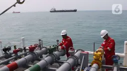 Petugas mengecek kesiapan kapal chemical tanker MT Sinar Morotai milik Samudera Indonesia di perairan Merak Banten, Kamis (5/12/2019). Salah satu armada berjenis chemical tanker ini bermuatan 4.500 KL untuk memenuhi asas cabotage dan transportasi logistik di Indonesia. (Liputan6.com/Angga Yuniar)