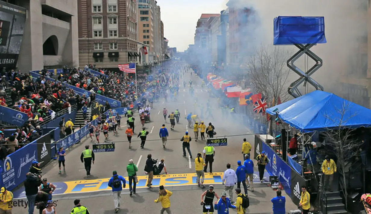 Dua ledakan bersamaan membuyarkan keramaian di garis finish Boston Marathon (15/4), menewaskan dua orang dan melukai puluhan lainnya. Puluhan ribu warga memadati jalan untuk menyaksikan lomba lari populer tersebut.