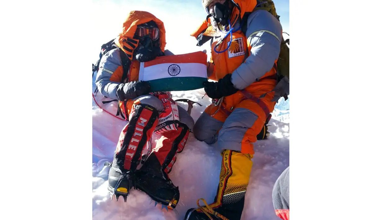 Malavath Poorna bersama Anand Kumar berpose di puncak Everest (8.848 mdpl) pada 25 Mei 2014 lalu. (AFP PHOTO/SOCIAL WELFARE RESIDENTIAL EDUCATIONAL INSTITUTIONS SOCIETY)