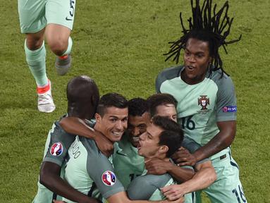 Cristiano Ronaldo (2kiri) dan rekannya merayakan golnya ke gawang Wales pada semi-final Piala Eropa 2016 di Stadion Parc Olympique Lyonnais, DÈcines-Charpieu, Prancis, Kamis (7/7/2016) dini hari WIB. (AFP/Jean-Philippe Ksiazek)
