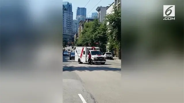 Seorang pejalan kaki menghalangi laju ambulans di jalan raya Vancouver, Kanada. Ia kemudian memukul ambulans dan pergi.