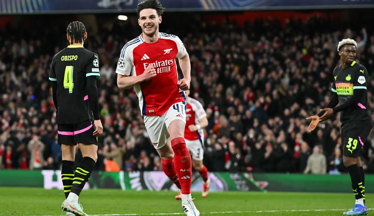 Arsenal kembali unggul di menit ke-37 lewat gol yang dicetak Declan Rice. Keunggulan Arsenal bertahan hingga akhir babak pertama. (Glyn KIRK/AFP)
