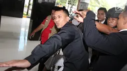 Petugas mengawal terpidana terorisme Abu Bakar Baasyir saat menjalani pemeriksaan kesehatan di RSCM, Jakarta, Senin (16/4). Kali ini, media kesulitan meliput karena dihalangi ketika ingin mengambil gambar kedatangan Ba'asyir. (Liputan6.com/Arya Manggala)
