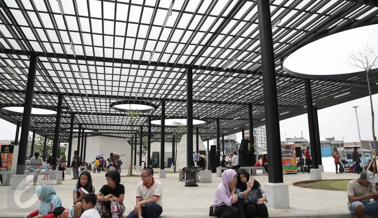 Sejumlah warga menghabiskan waktu di areal RPTRA Kalijodo, Jakarta, Jumat (14/4). Sejumlah warga menghabiskan libur Paskah dengan mengajak putra-putrinya bermain di areal RPTRA Kalijodo. (Liputan6.com/Faizal Fanani)