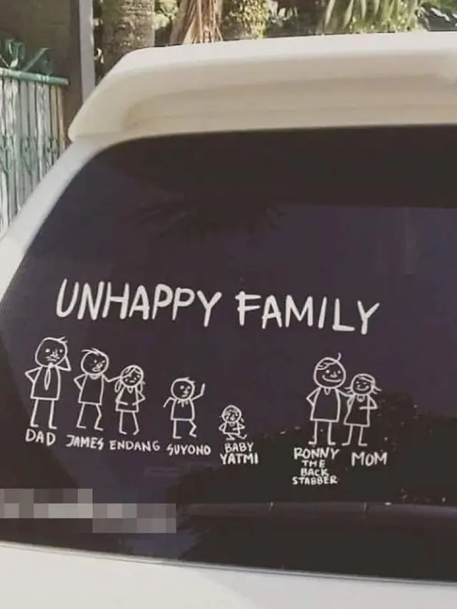6 Stiker 'Happy Family' di Kaca Mobil Ini Nyeleneh Banget, Bikin Ketawa