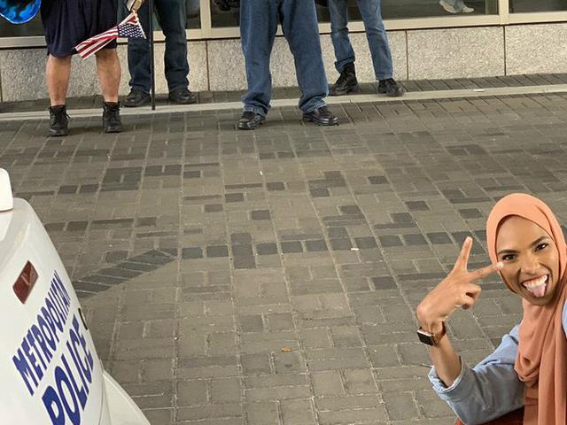 Viral Perempuan Berhijab Foto Di Depan Demonstran Anti Islam Global Liputan6 Com Setidaknya ada sekitar 70 gambar burung di indonesia dengan status yang paling langka. viral perempuan berhijab foto di depan