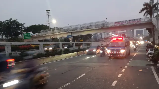 Arus lalu lintas di depan Gedung DPR, Senayan, Jakarta kembali normal setelah ditutup karena ada aksi demo 21 April 2022