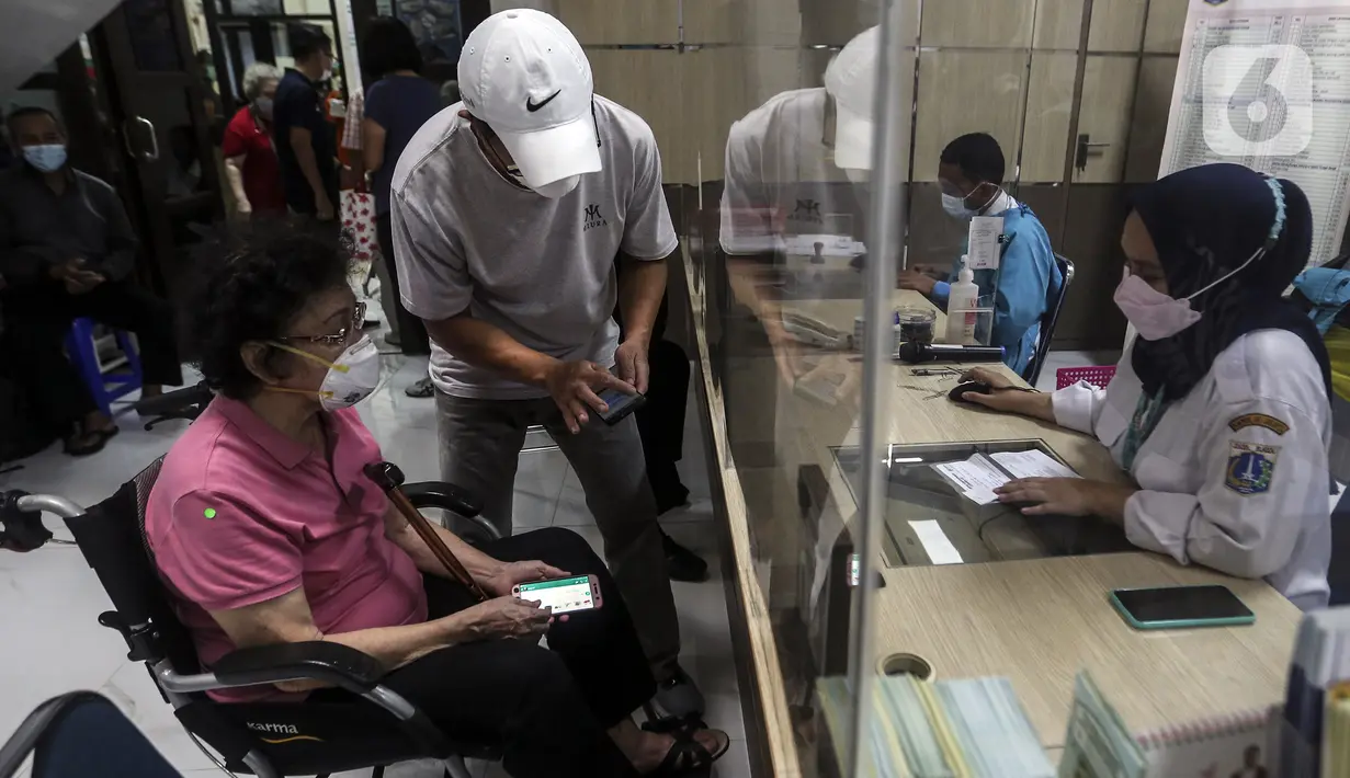 Warga melakukan pendaftaran saat pelaksanaan vaksinasi booster COVID-19 di Puskesmas Cilandak, Jakarta, Rabu (12/1/2022). Pemerintah memulai program vaksinasi booster COVID-19 gratis untuk masyarakat umum berusia 18 tahun ke atas. (Liputan6.com/Johan Tallo)