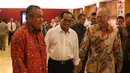 Gubernur Bank Indonesia Perry Warjio, Menhub Budi Karya Sumadi dan Menteri Perdagangan Enggartiasto Lukita berjalan saat akan mengikuti Rakor di Gedung BI, Jakarta, Rabu (4/9/2019). Rakor pemerintah, Pemerintah Daerah, dan BI membahas Pengembangan Industri Manufaktur. (Liputan6.com/Angga Yuniar)