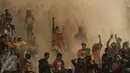 Suporter Persija membakar kembang api pada pertandingan 8 besar Piala Jendral Sudirman antara Persija vs Semen Padang di Stadion Manahan Solo, Minggu (20/12). Skor akhir 6-5 untuk Persija, namun tetap tak lolos ke babak semifinal. (Boy Harjanto)