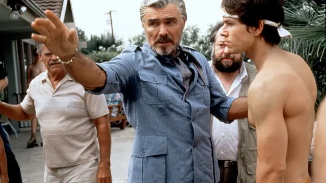 Burt Reynolds dan Mark Wahlberg dalam Boogie Nights (Warner Bros)