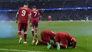 Pemain Liverpool Mohamed Salah (kanan) bersama rekannya Sadio Mane melakukan sujud syukur saat melakukan selebrasi usai mencetak gol ke gawang Manchester City di Etihad Stadium (10/4). Pada pertandingan itu Liverpool menang 2-1. (AFP/Paul Ellis)