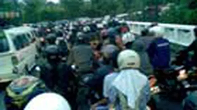 Sepeda Motor Sebabkan Kemacetan di Cireundeu Raya