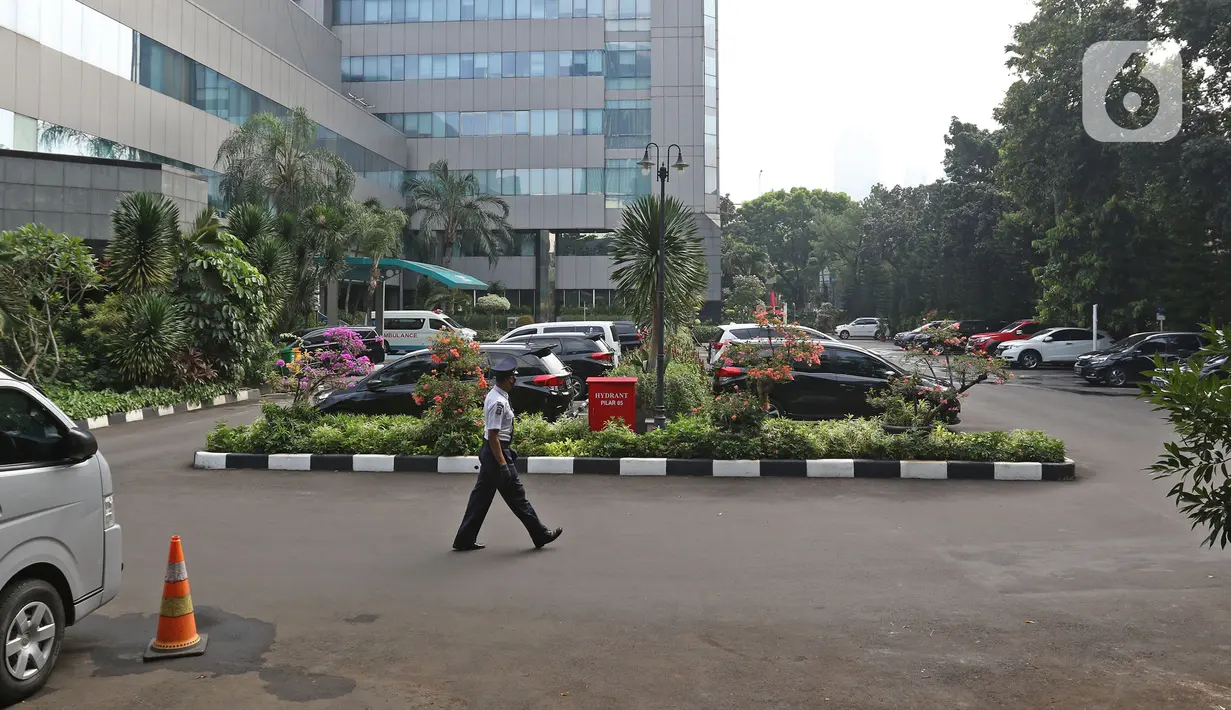 Suasana di Kantor PLN Pusat, Jalan Trunojoyo, Blok M, Jakarta, Selasa (21/7/2020). PT PLN (Persero) memutuskan untuk menutup sementara kantor pusat  setelah enam orang karyawan PLN dinyatakan positif COVID-19, dimulai hari Senin (20/7) hingga Jumat (24/7). (Liputan6.com/Herman Zakharia)