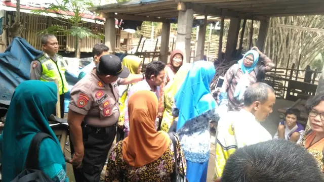 Evakuasi warga Kecamatan Klirong, Kebumen yang dipasung. (Foto: Liputan6.com/Polres Kebumen/Muhamad Ridlo)