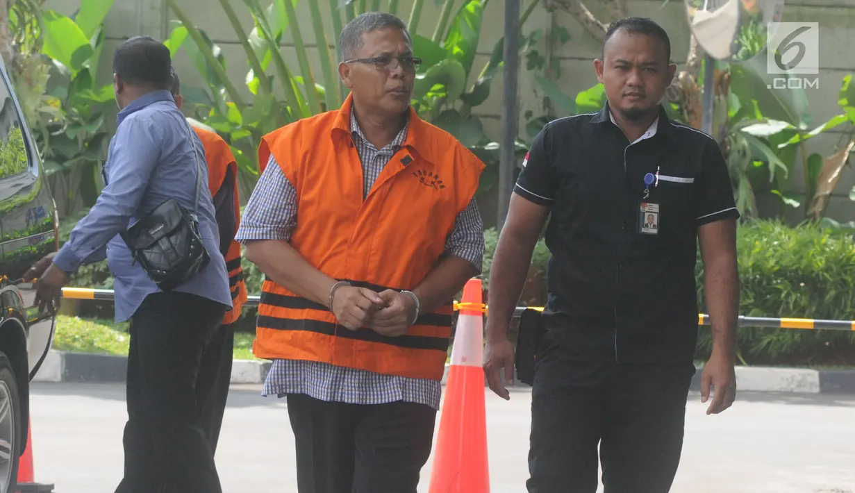 Mantan Kepala Satuan Kerja SPAM Strategis Lampung, Anggiat Partunggul Nahot Simaremare tiba di Gedung KPK, Jakarta, Senin (22/4). Anggiat diperiksa untuk melengkapi berkas terkait kasus suap sejumlah proyek pembangunan SPAM tahun anggaran 2017-2018 di Kementerian PUPR. (merdeka.com/Dwi Narwoko)