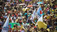 Ribuan pegawai honorer menggelar aksi longmarch dari patung kuda menuju Istana Negara, Jakarta, (15/10/14). (Liputan6.com/Faizal Fanani)