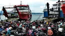 <p>Pemudik bermotor menuju kota-kota di Pulau jawa antri memasuki kapal penyeberangan di pelabuhan Gilimanuk, Bali, Sabtu (30/4/2022). H-2 Idul Fitri 1443 H, ribuan pemudik meninggalkan Pulau Bali untuk merayakan lebaran di kampu ng halaman. (merdeka.com/Arie Basuki)</p>
