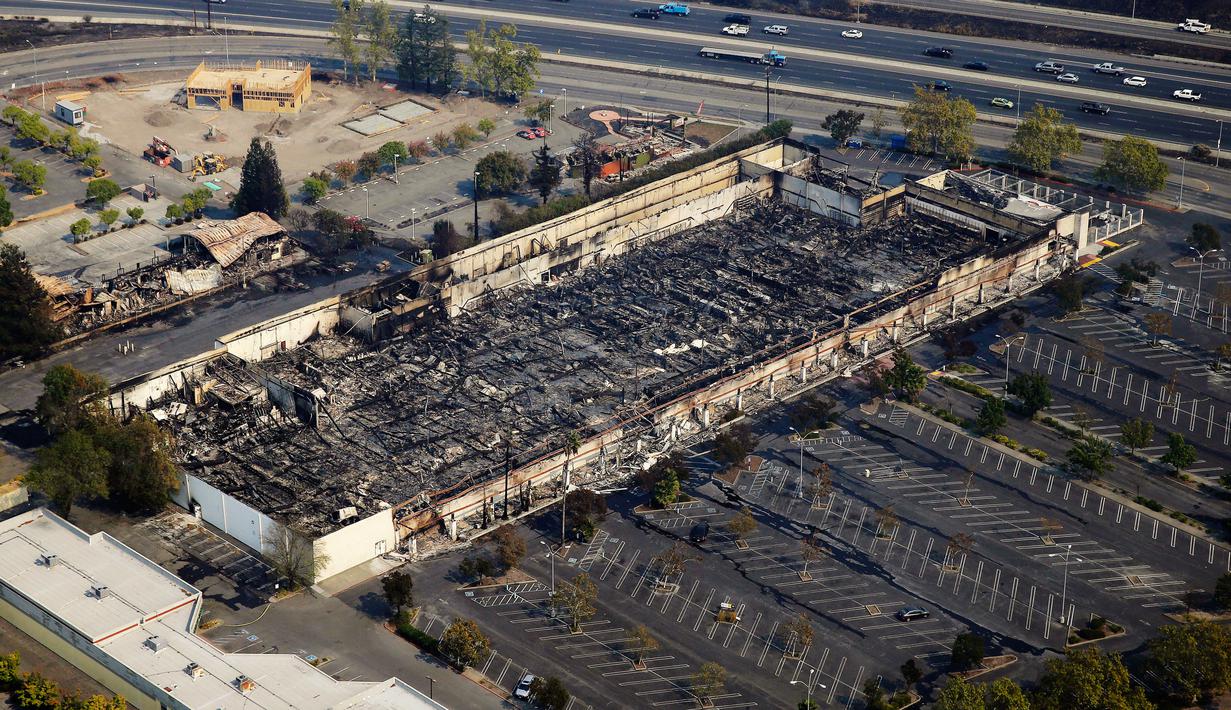 Kondisi sebuah toko di kawasan penghasil anggur Santa Rosa, California, yang habis dilalap api, Rabu (11/10). Kebakaran juga menyebabkan lebih dari 91.000 rumah dan bangunan tidak mendapatkan aliran listrik. (AP Photo/ Rich Pedroncelli)
