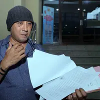 Tanpa didampingi kuasa hukum, Eel datang sendiri ke Mabes Polri pada Kamis (27/10/2016). Ia datang dengan mengenakan penutup kepala warna hitam, dan kemeja warna biru. (Deki Prayoga/Bintang.com)