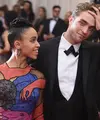 Belum lama dikabarkan makan malam bersama dengan Katy Perry, kini Robert Pattinson kembali dbicarakan soal kisah asmaranya dengan FKA Twigs. Sempat diberitakan akan menikah, namun kini keduanya disebut putus. (AFP/Mike Coppola)