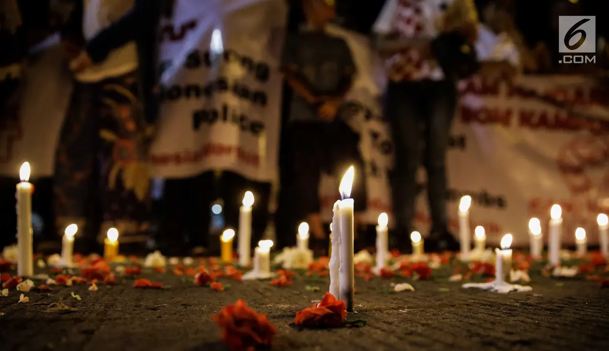 assa dari Solidaritas Merah Putih menggelar aksi lilin dan tabur bunga di lokasi bom Terminal Kampung Melayu, Jakarta, Kamis (25/5). Aksi tersebut sebagai bentuk malam solidaritas duka untuk bom Kampung Melayu.(Liputan6.com/Faizal Fanani)