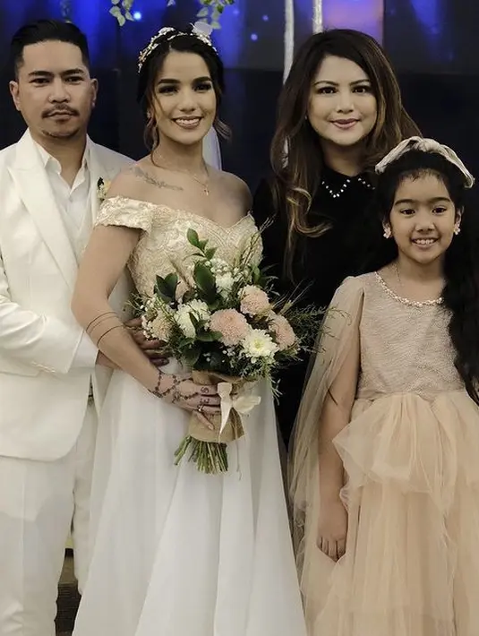 <p>Sejak lama hubungan Wina dan Sheila baik. Seperti potret berikut, Wina hadir saat Sheila menikah dengan Dimas Akira tahun 2020 lalu. Momen potret bersama dengan anak pertama Sheila dengan Anji. [Instagram/winatalia]</p>