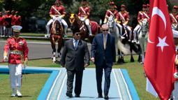 Presiden Prabowo Subianto menggelar upacara penyambutan kedatangan Presiden Turki Recep Tayyip Erdogan di Istana Kepresidenan, Bogor, Jawa Barat, Rabu 12 Februari 2025. (YASUYOSHI CHIBA/AFP)