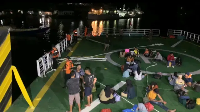 Kapal mati mesin rute Menui-Kota Kendari di perairan Saponda Kabupaten Konawe Selatan, sebanyak 63 penumpang dievakuasi kapal Basarnas.(Liputan6.com/dok warga)