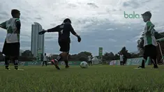 Anak-anak sekolah sedang melakukan pemanasan sebelum berlaga pada ajang MILO Football Championship 2018 di Lapangan Panahan GBK, Jakarta, (24/3/2018). Sekitar 128 Sekolah Dasar di Jakarta ikut ambil bagian pada ajang tersebut. (Bola.com/Nick Hanoatubun)