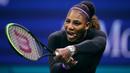 Petenis Amerika Serikat, Serena Williams melakukan servis ke arah petenis China, Wang Qiang pada perempat final AS Terbuka 2019 di USTA Billie Jean King National Tennis Center, Selasa (3/9/2019). Serena Williams melaju ke babak semi final setelah menang 6-1 dan 6-0. (AP/Charles Krupa)