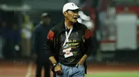 Pelatih Persis Solo, Freddy Muli, saat pertandingan melawan Kalteng FC pada laga Liga 2 di Stadion Patriot, Bekasi, Senin (13/11/2017). Persis Solo kalah 0-1 dari Kalteng Putra FC. (Bola.com/ M Iqbal Ichsan)
