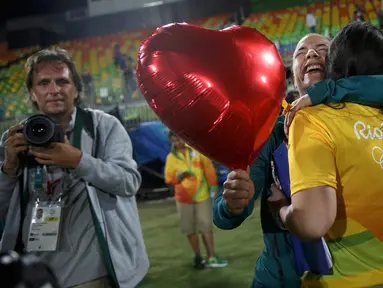 Atlet Rugby asal Brasil, Isadora Cerullo (kiri) memeluk kekasihnya, Marjorie Enya usai seremoni pemberian medali cabang olahraga rugby Olimpiade 2016 di Stadium Deodoro, Rio de Janeiro, Brasil, (8/8). (REUTERS/Alessandro Bianchi)