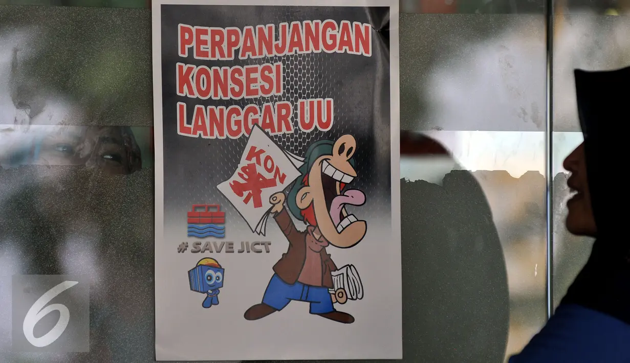 Poster penolakan perpanjangan pengelolaan JICT ditempel di sekitar lokasi aksi Tanjung Priok, Jakarta, Selasa (28/7/2015). Mereka menilai perpanjangan konsesi melanggar UU. (Liputan6.com/JohanTallo)