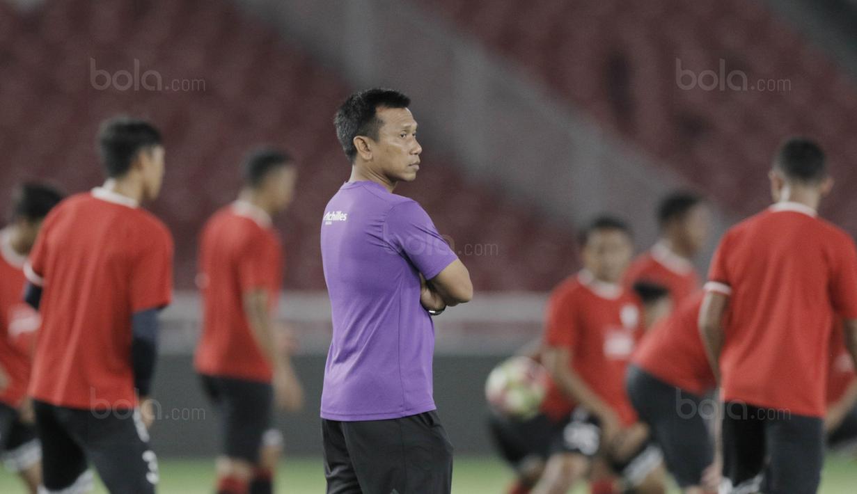 Pelatih Bali United, Widodo Cahyono Putro, saat memimpin sesi latihan jelang laga final Piala Presiden 2018 di SUGBK, Jakarta, Jumat (16/2/2018). Bali United akan berhadapan dengan Persija, (Bola.com/M Iqbal Ichsan)
