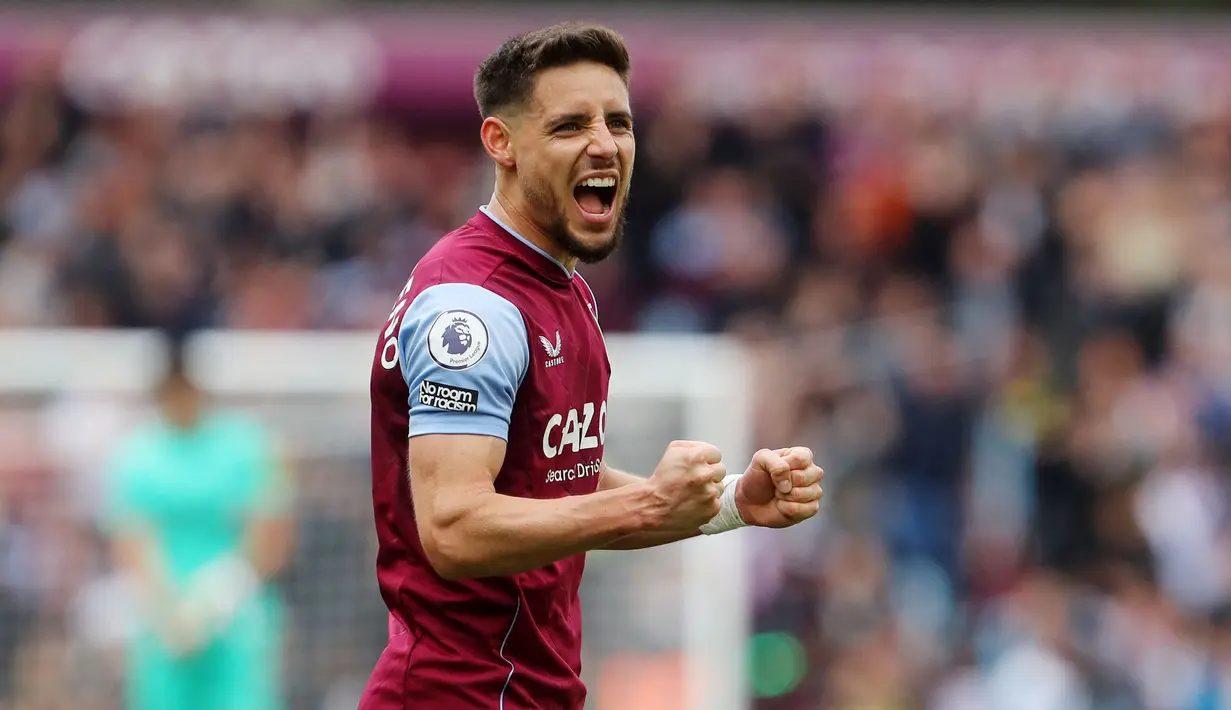 Alex Moreno menjadi idola baru di Aston Villa sejak digaet dari Real Betis pada tengah musim lalu. Tapi saat ini dia sedang cedera. Pemain berusia 30 tahun itu telah menjalani operasi setelah mengalami cedera hamstring melawan Liverpool di pertandingan terakhir Aston Villa musim lalu. (Photo by Geoff Caddick / AFP)
