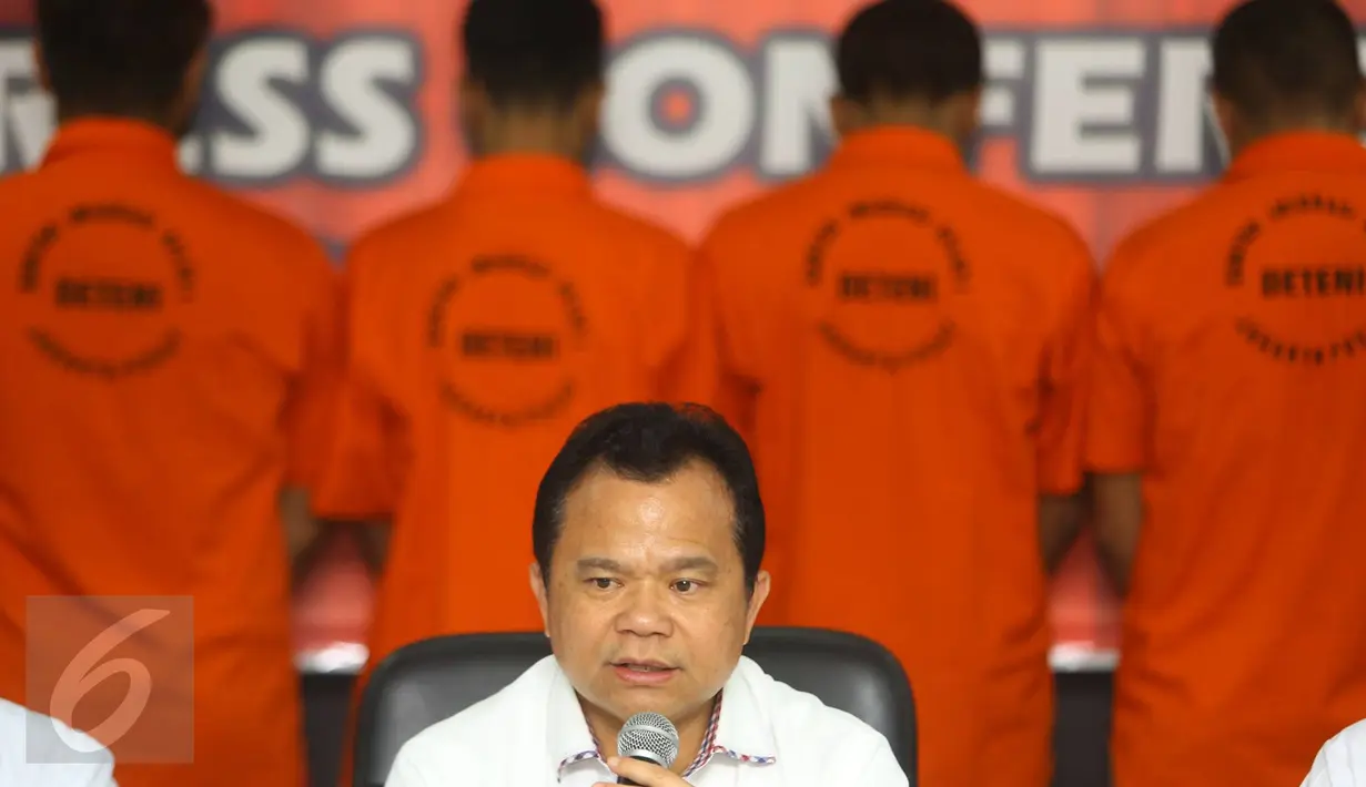 Direktur Jenderal Imigrasi Kementerian Hukum dan HAM Ronny F. Sompie memberi keterangan saat rilis sindikat internasional pemalsuan dokumen keimigrasian di Kantor Imigrasi Jakarta Pusat, Rabu, (18/1). (Liputan6.com/Immanuel Antonius)