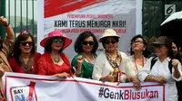 Sejumlah ibu dari Perempuan Peduli Indonesia membentangkan spanduk dalam aksi mendukung pengesahan Perppu Ormas di depan Gedung DPR, Jakarta, Kamis (27/7). Mereka mendesak pemerintah untuk merealisasikan Perppu No 2 Tahun 2017. (Liputan6.com/Johan Tallo)