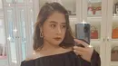 Selain pose mirror selfie, gaya busana Prilly Latuconsina juga menjadi pusat perhatian. Penampilannya pakai outfit serba hitam ini membuat kesan semakin elegan. Tidak heran banyak yang terpukau dengan kecantikan Prilly. (Liputan6.com/IG/@prillylatuconsina96)