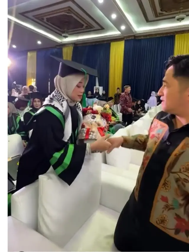 7 Potret Della Sabrina Istri Irfan Hakim Wisuda S2, Inspirasi Ibu Lima Anak