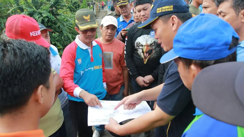 Walikota Palembang melihat peta aliran anak Sungai Musi Palembang (Liputan6.com/Nefri Inge)