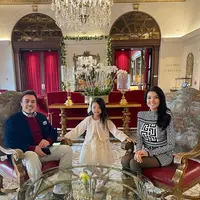 Farah Quinn juga tampil berkelas dengan mini dress motif hitam putih dipadukan stocking hitam. Sang suami mengenakan jas dengan inner sweater maroon dan kemeja. [@farahquinnofficial]