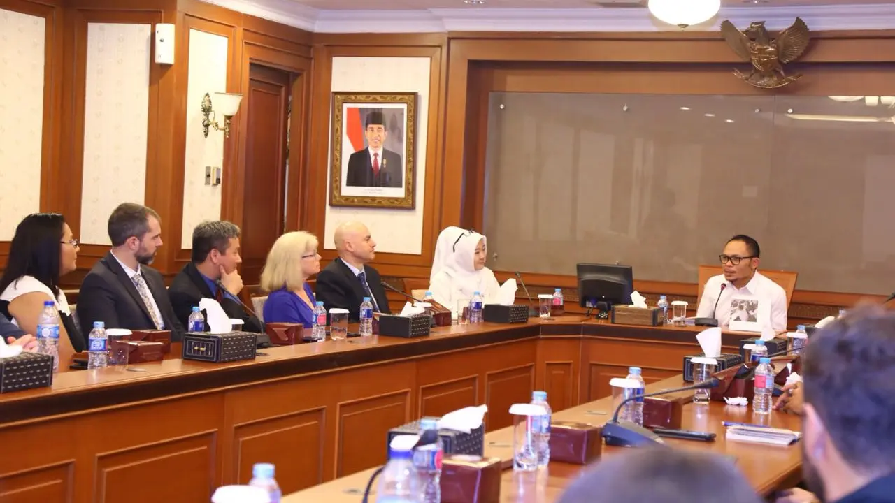 Pertemuan Menteri Ketenagakerjaan M Hanif Dhakiri dan perwakilan IBM yang berlangsung di Ruang Rapat Menteri Ketenagakerjaan, Jakarta, Jumat (11/5/2018).