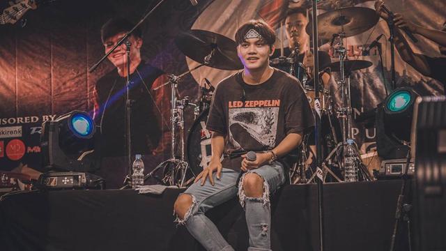 FOTO: Pesona Rizky Febian Saat di Atas Panggung, Berkarisma