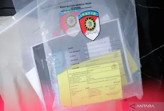 Polisi menunjukkan barang bukti kasus tindak pidana kekerasan seksual pimpinan salah satu pondok pesantren di Lombok Timur NTB. (Antara)