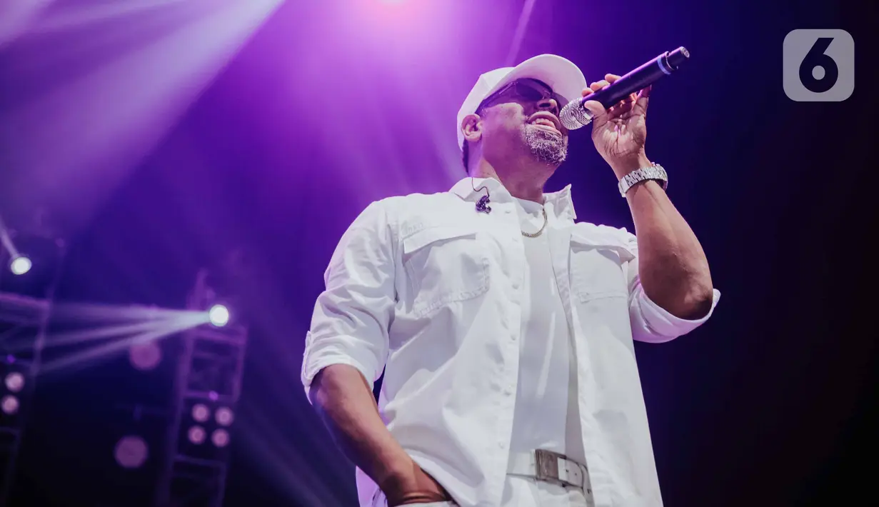 Aksi panggung personil Boyz II Men, Nathan Morris pada konser bertajuk Boyz II Men Tour of Asia 2019 di Tennis Indoor Senayan, Jakarta, Rabu (4/12/2019). Boyz II Men membawakan sebanyak 20 lagu seperti End of the Road, One Sweet Day, dan I'll make love to you. (Liputan6.com/Faizal Fanani)