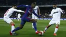 Bek Barcelona, Nelson Semedo, menghindari kepungan pemain Murcia pada babak 32 besar Copa del Rey di Stadion Camp Nou, Barcelona, Rabu (29/11/2017). Barcelona menang 5-0 atas Murcia dan lolos dengan agregat 8-0. (AP/Manu Fernandez)