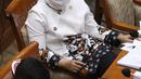 Menteri Tenaga Kerja Ida Fauziah mengikuti rapat dengar pendapat dengan Komisi IX DPR di Komplek Parlemen, Jakarta, Rabu (7/4/2021). Dalam rapat tersebut Komisi IX menyampaikan bahwa Kementerian Tenaga Kerja agar memperhatikan nasib kesejahteraan wartawan. (Liputan6.com/Angga Yuniar)
